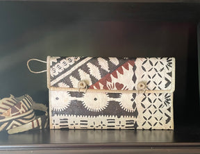 Tapa lauhala clutch