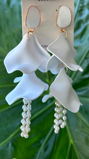 Dangle pearl leaf earrings