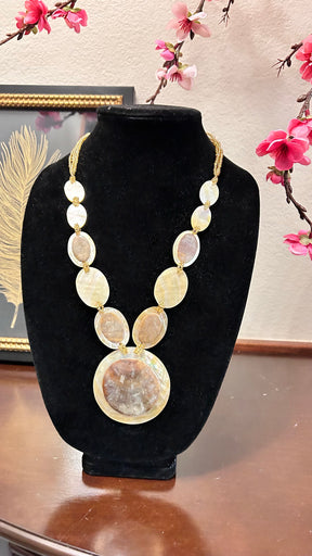 Natia mop necklace