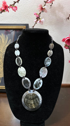 Natia mop necklace